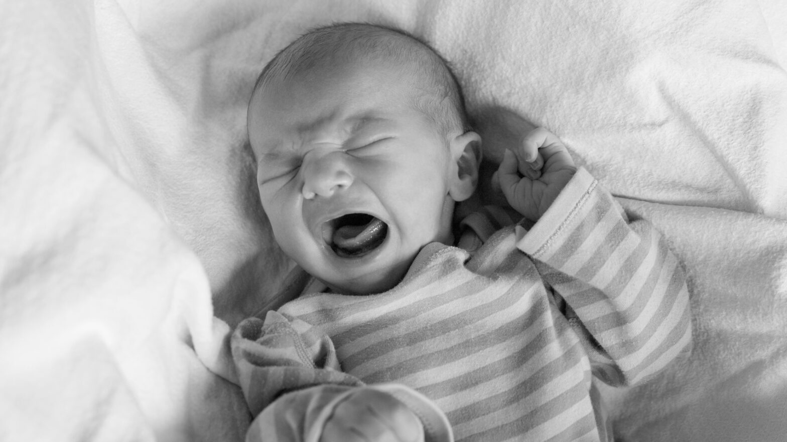 Best Neonatologist in Faridabad - Tips for Calming a Crying Newborn at Night